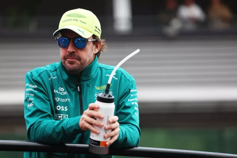 Alonso marca la cancha: su futuro depende del reglamento y no de Aston Martin