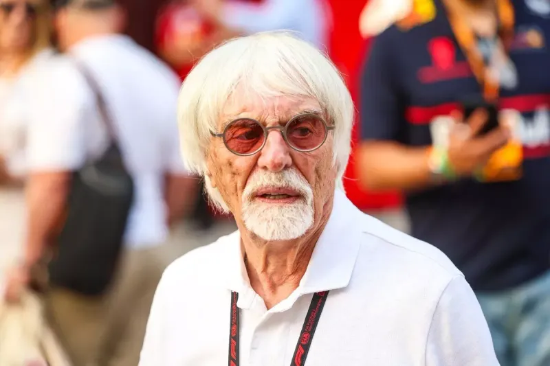 Ecclestone, exjefe de la F1, habría sido detenido por viajar en avión con una escopeta