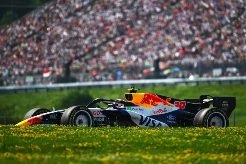 El "problema de lujo" de Red Bull: Tsolov presiona, pero Lawson se hace fuerte