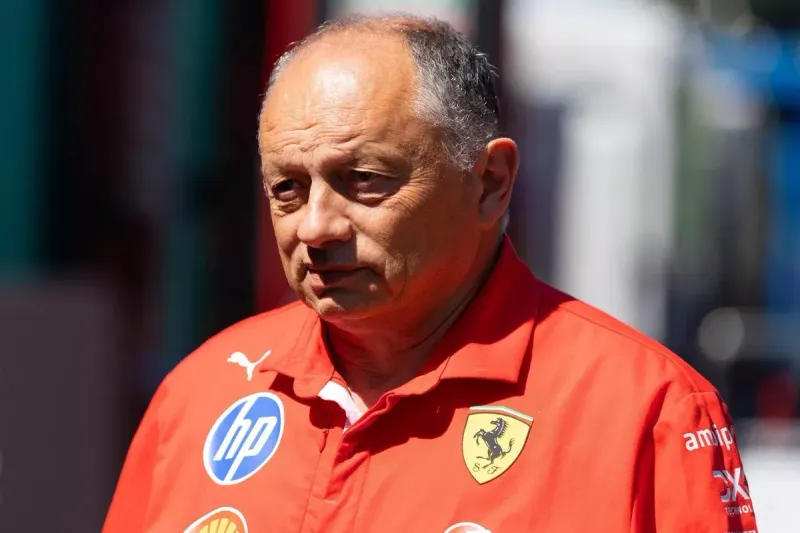 Frédéric Vasseur cuestionó a la FIA tras la pole de Russell: "La moneda siempre cae del lado de Mercedes