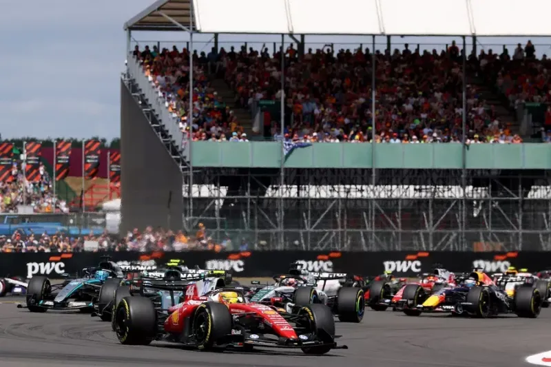 Kimi Antonelli domina la Sprint en Silverstone: la gestión de energía condena a Hamilton