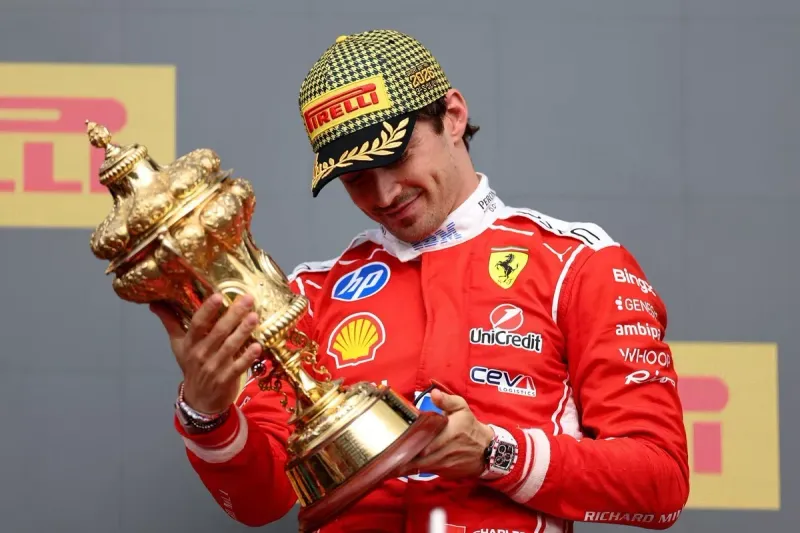 Leclerc triunfa en Silverstone: "Lo siento por Kimi, pero a veces hace falta suerte"