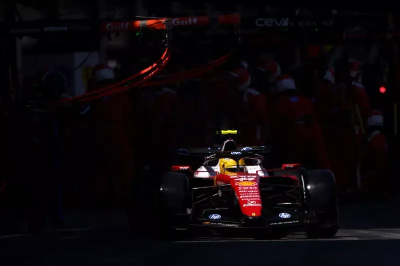 Lewis Hamilton confesó haber competido lesionado del cuello tras un fuerte choque con Ferrari