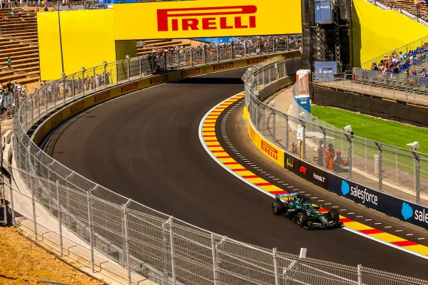 Madring debuta con accidentes y Mercedes al frente en los libres