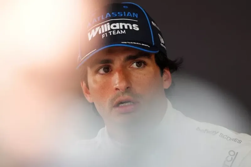 Sainz explota contra el reglamento 2026: "¿Cómo aceptamos esto?"