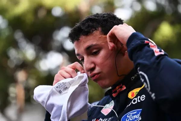 Tensión a 300 km/h: Red Bull cierra filas en torno a Isack Hadjar y justifica su explosión por radio tras el podio en Mónaco
